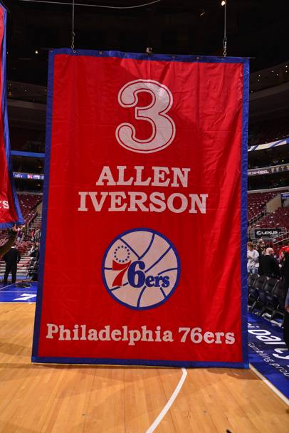 A marzo di quest’anno i Philadelphia 76ers rendono omaggio alla stella di Iverson con la cerimonia del ritiro della sua maglia, la numero 3 (Nba/Getty Images)